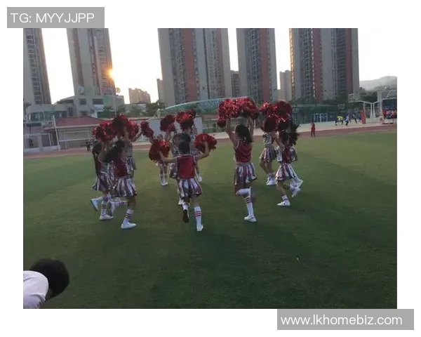 外国女性挑战足球明星技艺展现独特魅力与风采